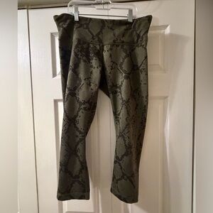 Lululemon Wunder Under Crop Ziggy Camo Green Snake Print Leggings Size 10